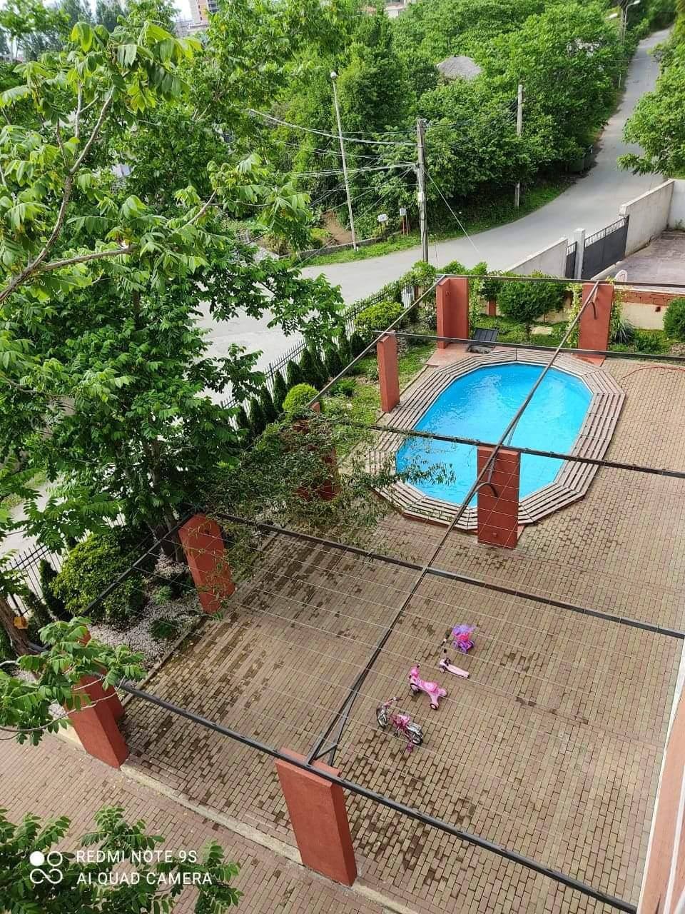 Tsminda Nino Street, 1